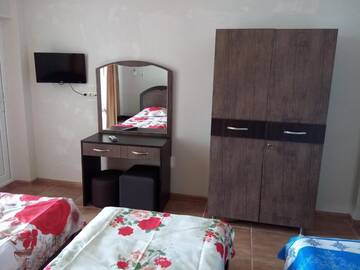 Фото номера Трехместный номер с видом на море Отель Hotel Kvariati Nugo г. Квариати 5