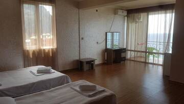 Фото номера Улучшенный трехместный номер с видом на море Отель Hotel Kvariati Nugo г. Квариати 9