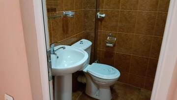 Фото номера Стандартный двухместный номер с 2 отдельными кроватями и видом на море Отель Hotel Del Mar г. Квариати 2